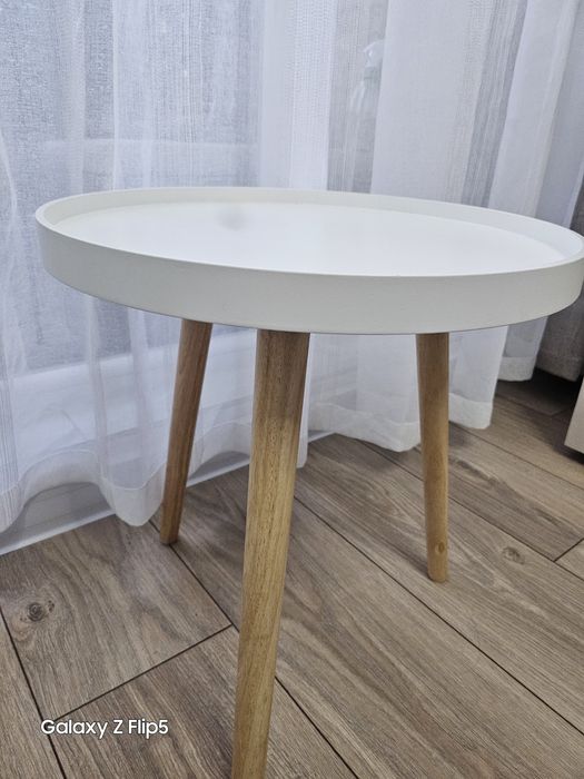 Помощна маса  в бяло с крака в цвят дъб