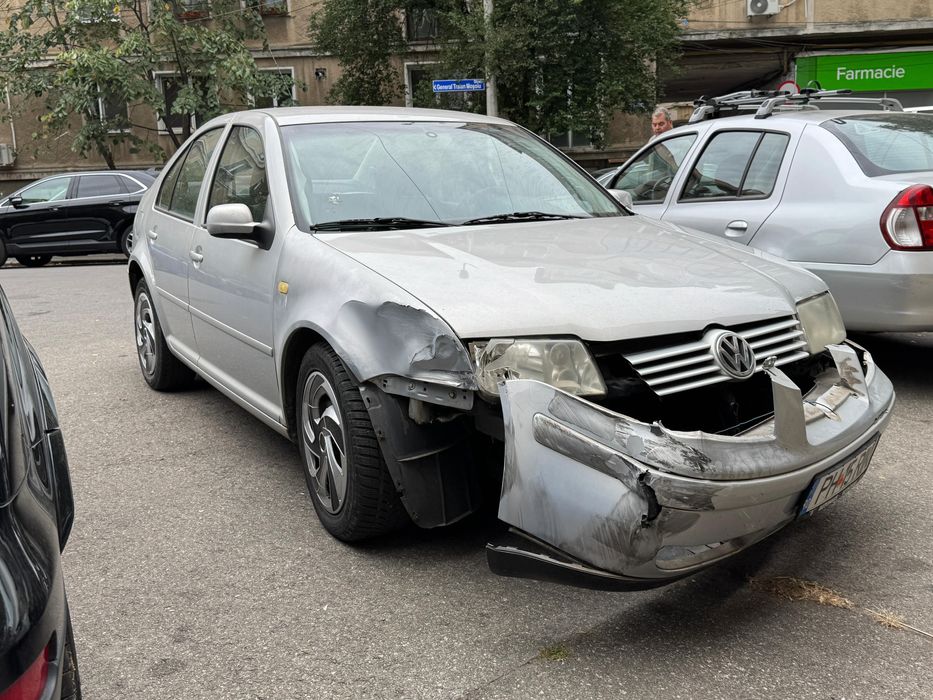 VW Bora Sedan 1.6 benzina – avariată, motor excelent, 1000 EUR