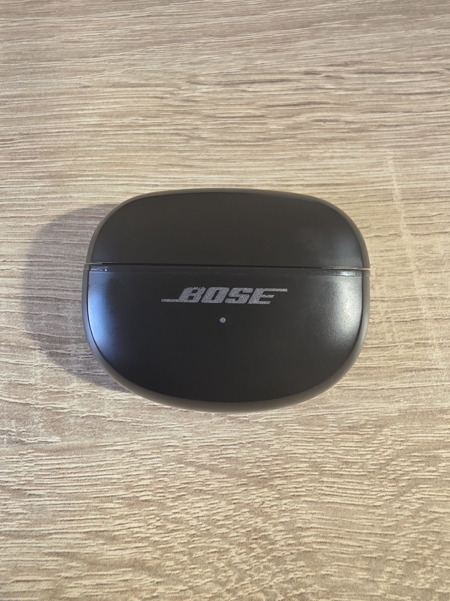 Bose Ultra Open - carcasa de încărcare și o singură cască (stânga)