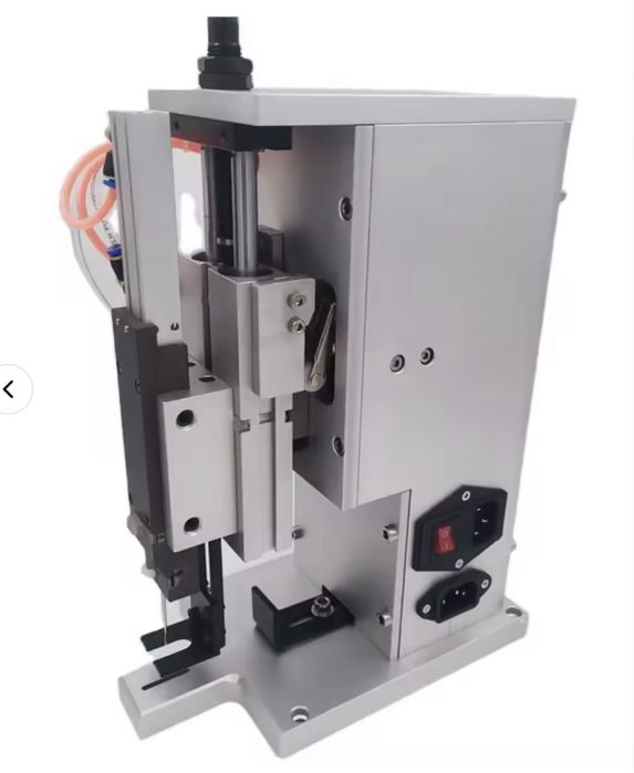 Машина для прикрепления этикеток - бирок.