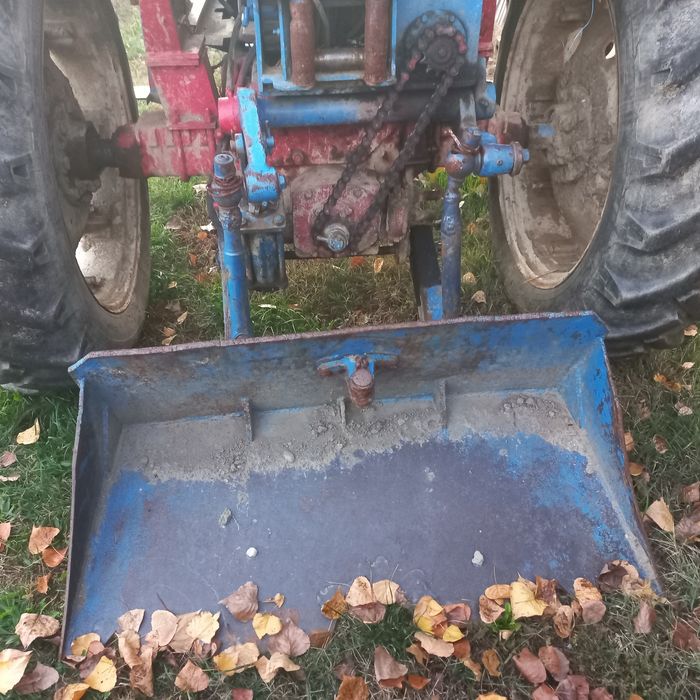 Tractor U650 cu troliu si sapa