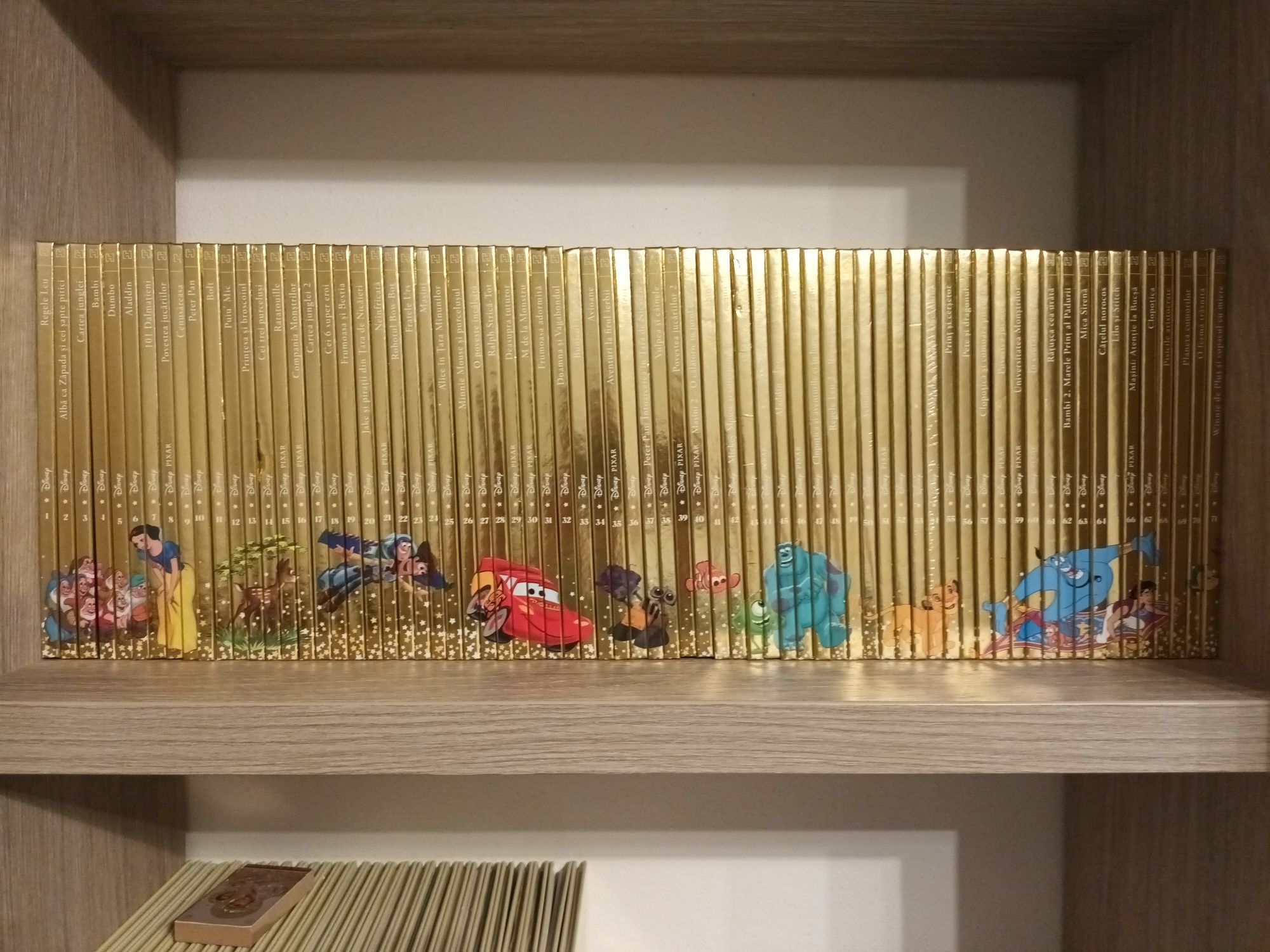 Vând cărți colecția de aur de la Disney