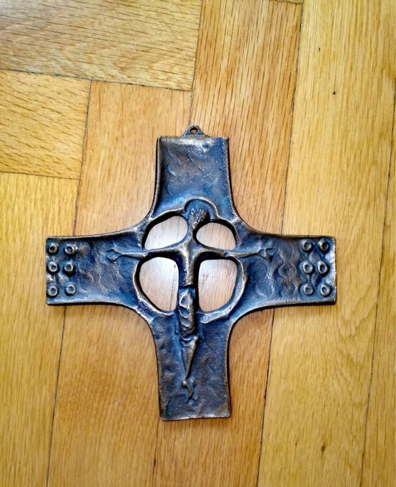 Кръст бронзов , с разпятие , масивен красив и тежък
