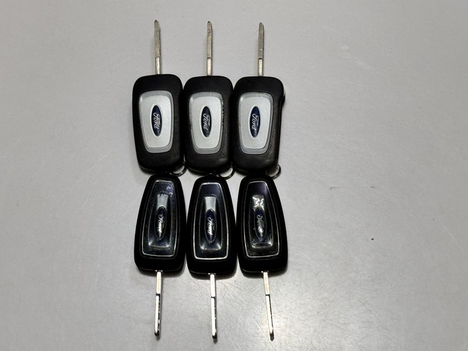 Оригинален ключ за Ford Focus сгъваем с 3бутона с платка