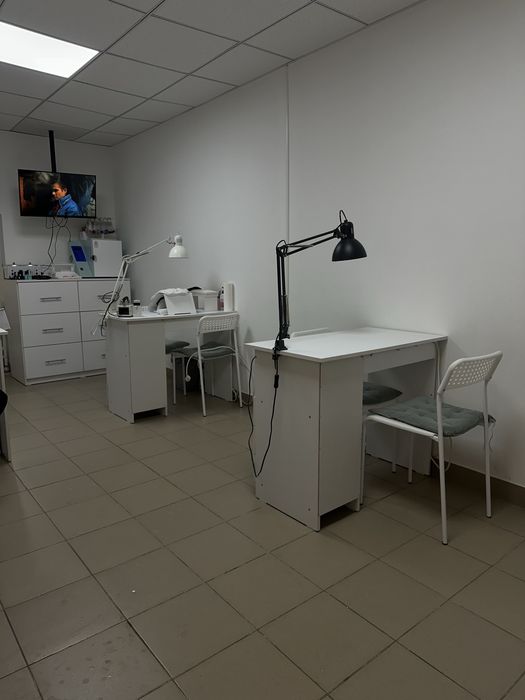 Сдаеться стол мастера маникюра