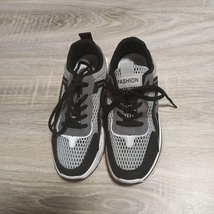 Продам кроссовки новые