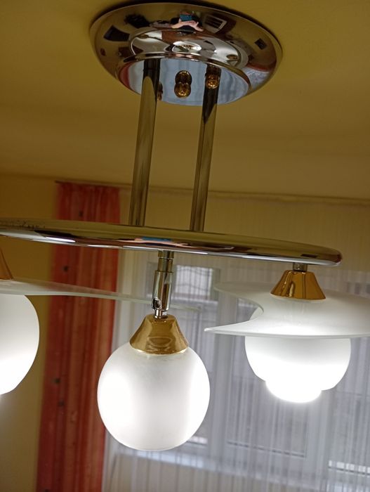 Lustra cu trei brațe