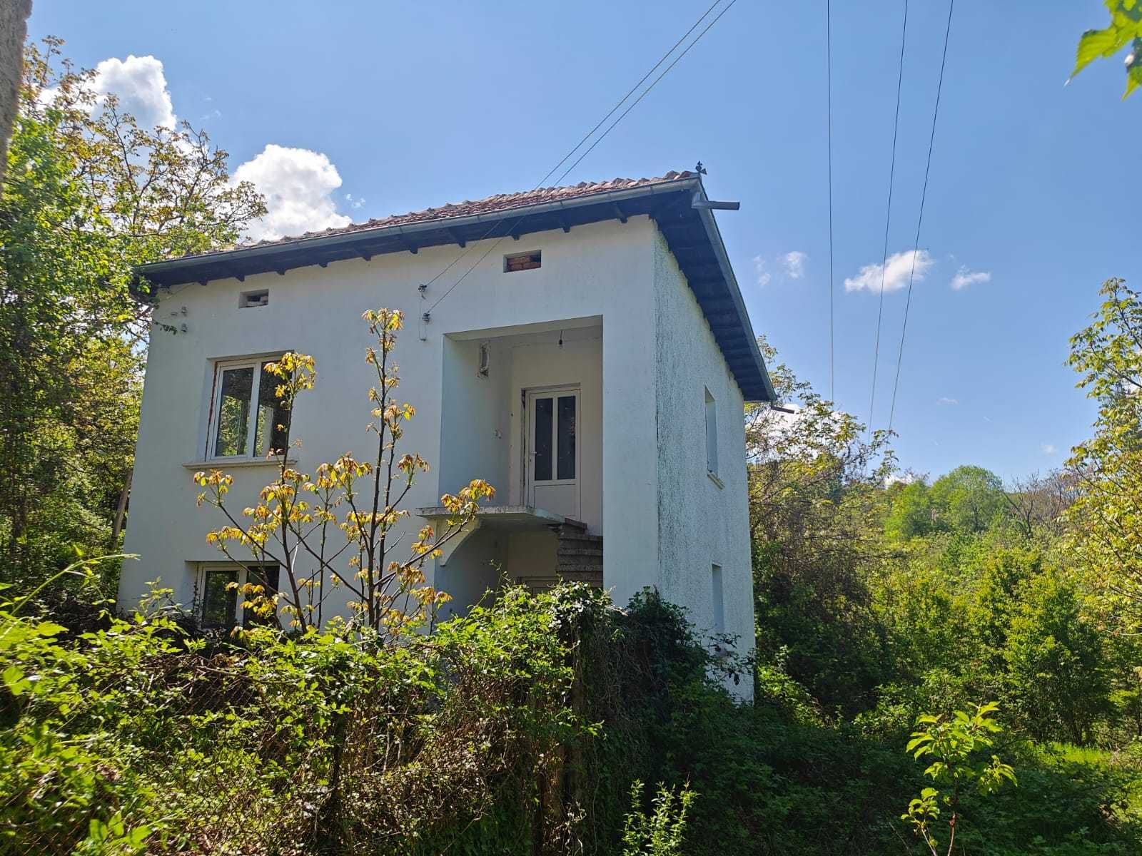 Масивна къща в село Голяма Брестница