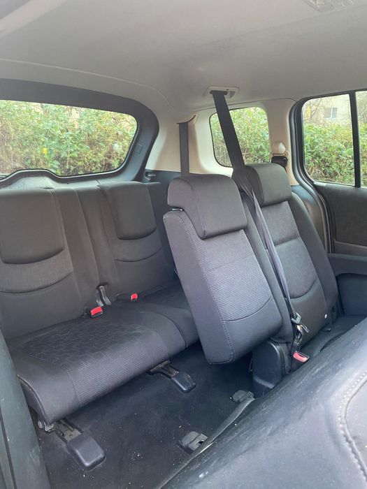 Vând Mazda 5 șapte locuri