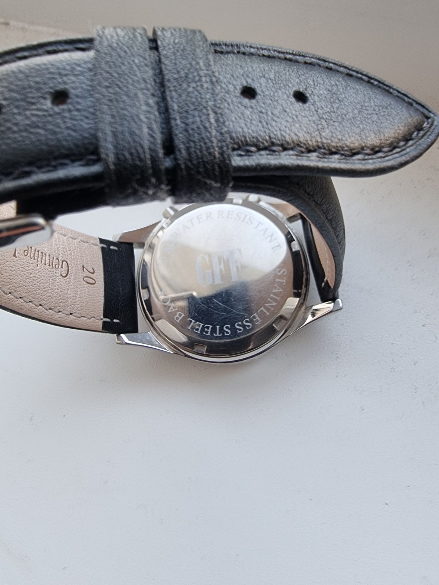 Ceas Gianfranco Ferré — stil italian, simplu și elegant