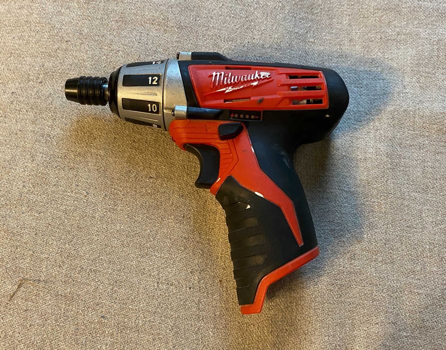 Masina de insurubat Milwaukee C12D pe 12v 19 Nm - corp