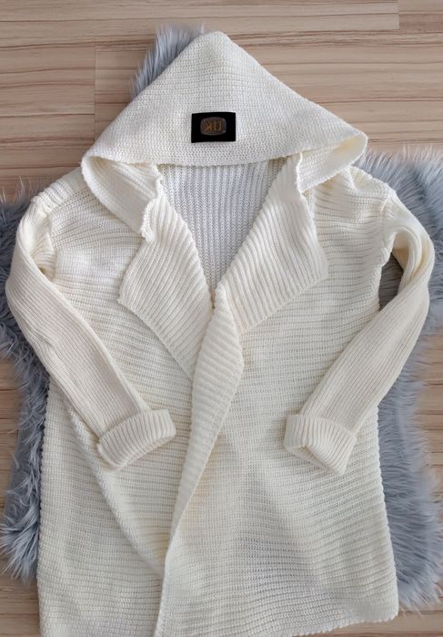 Бяла асиметрична жилетка