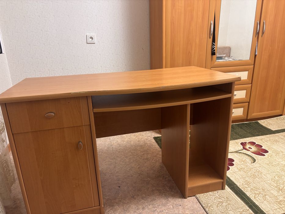 Продам компьютерный стол