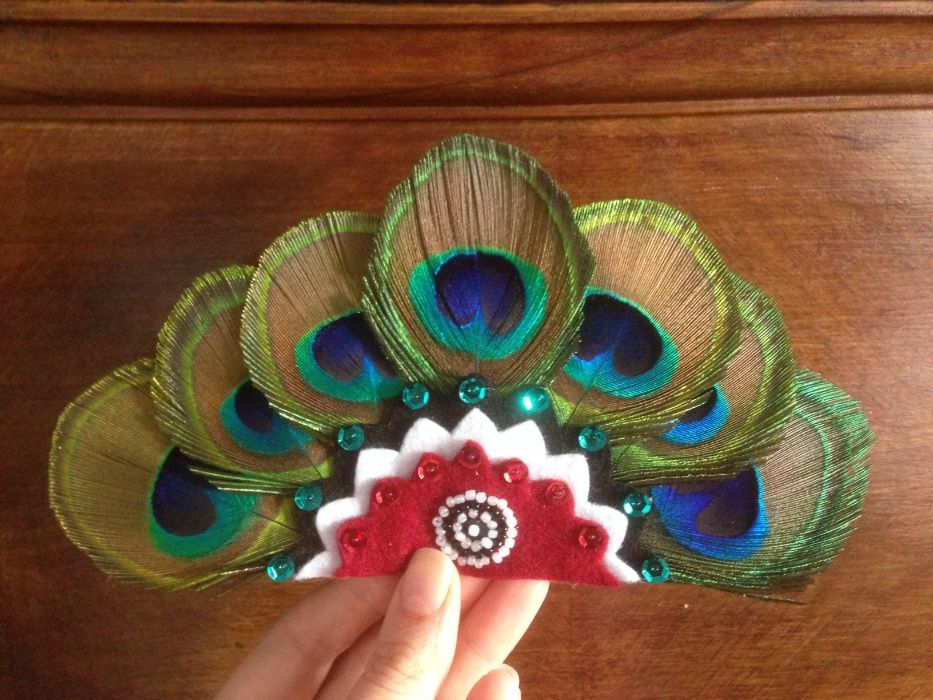 Strut de pus la palarie, handmade din pene de paun