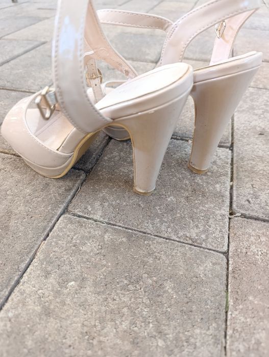 Vând pantofi cu toc înalt pentru ocazie evenimente