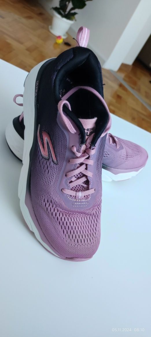 Skechers GOrun Max Cushioning Elite.