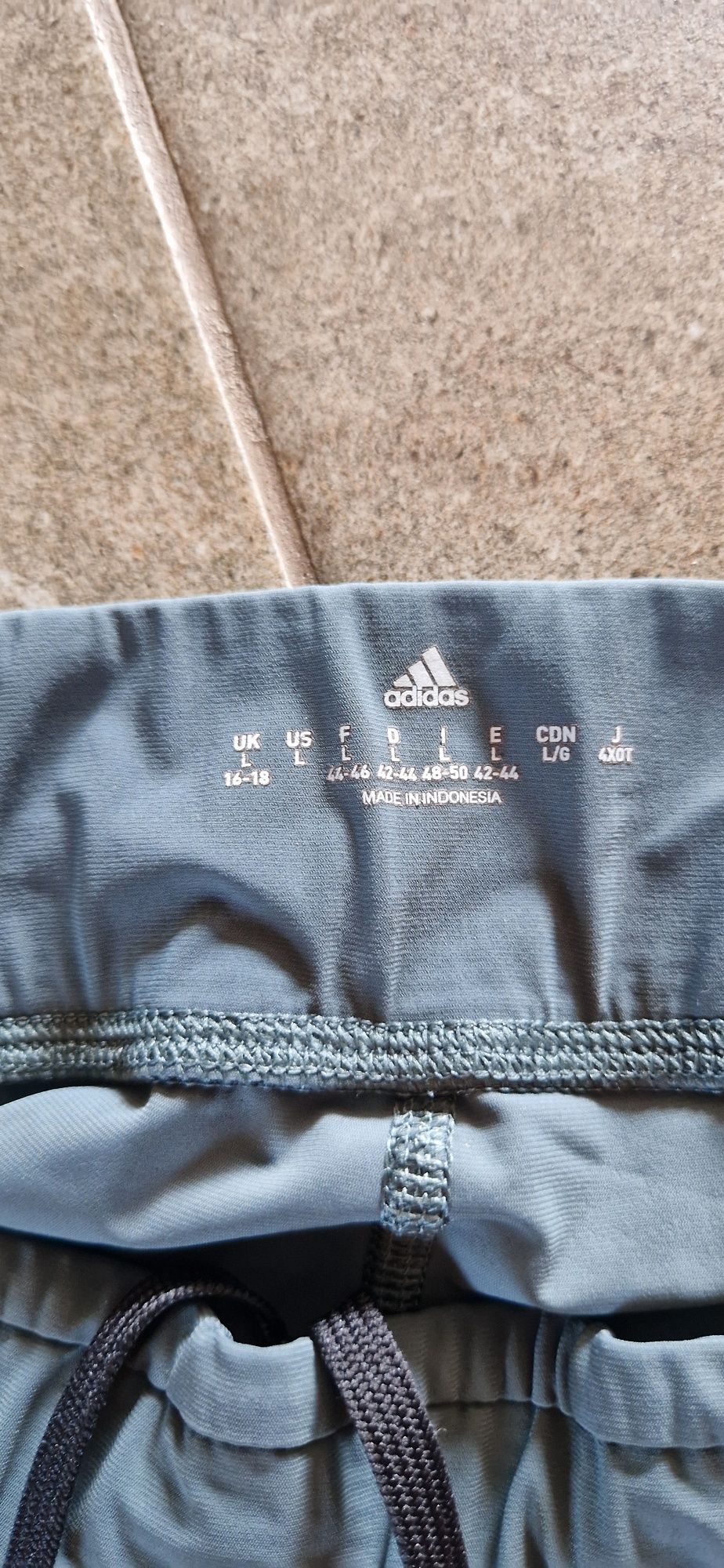 Спортен 3/4 клин на Adidas и черни къси панталонки Guess
