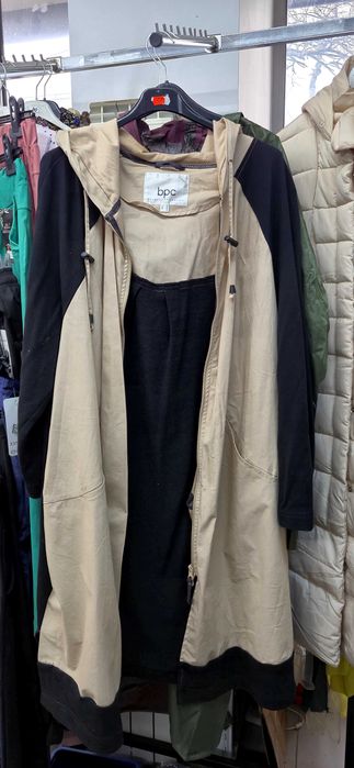 Vand haine si genti  dama in stare impecabila