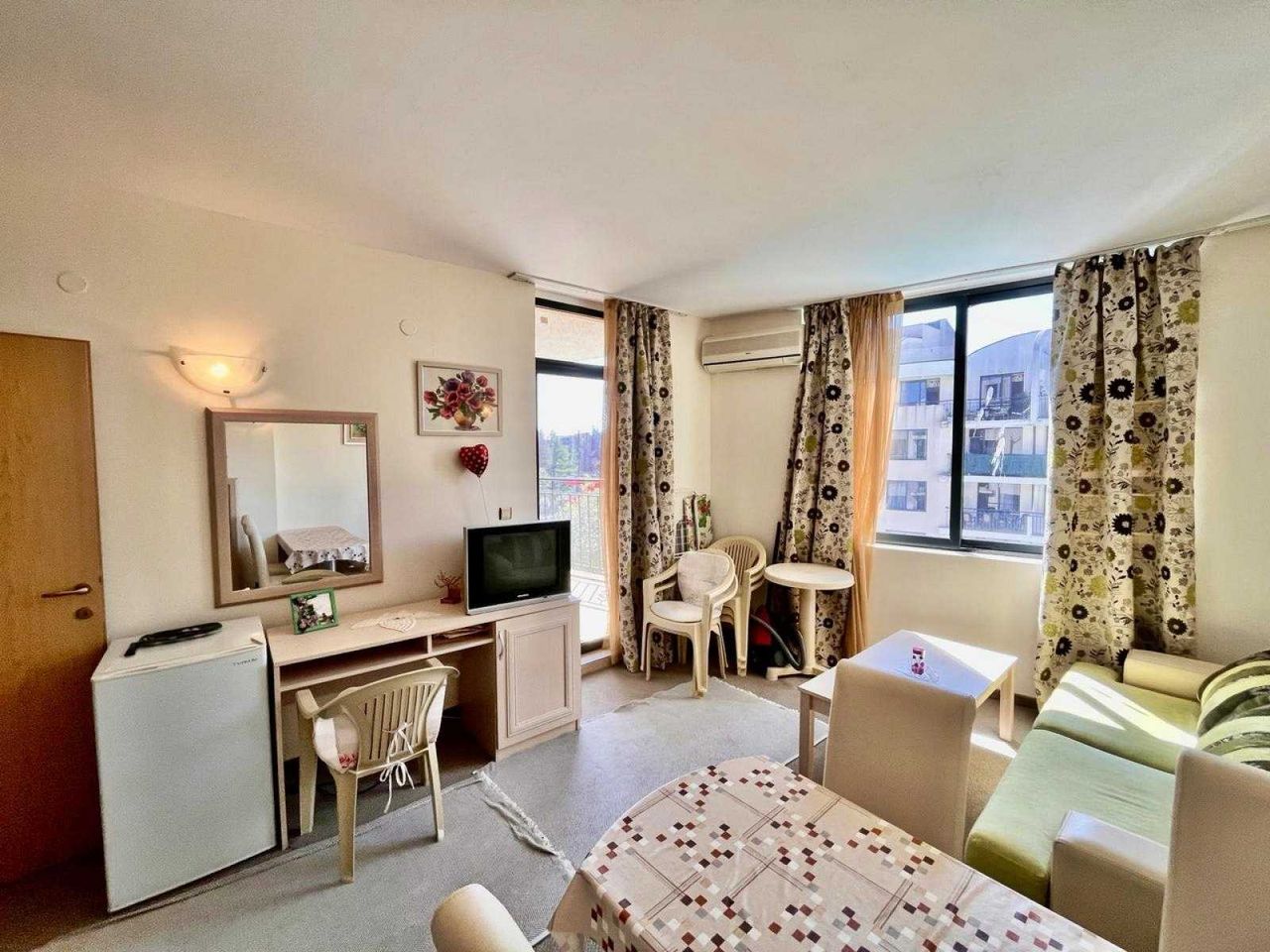 Продава се Тристаен апартамент в к.к. Слънчев бряг - 74 кв.м за 987 €/кв.м - Снимка #2