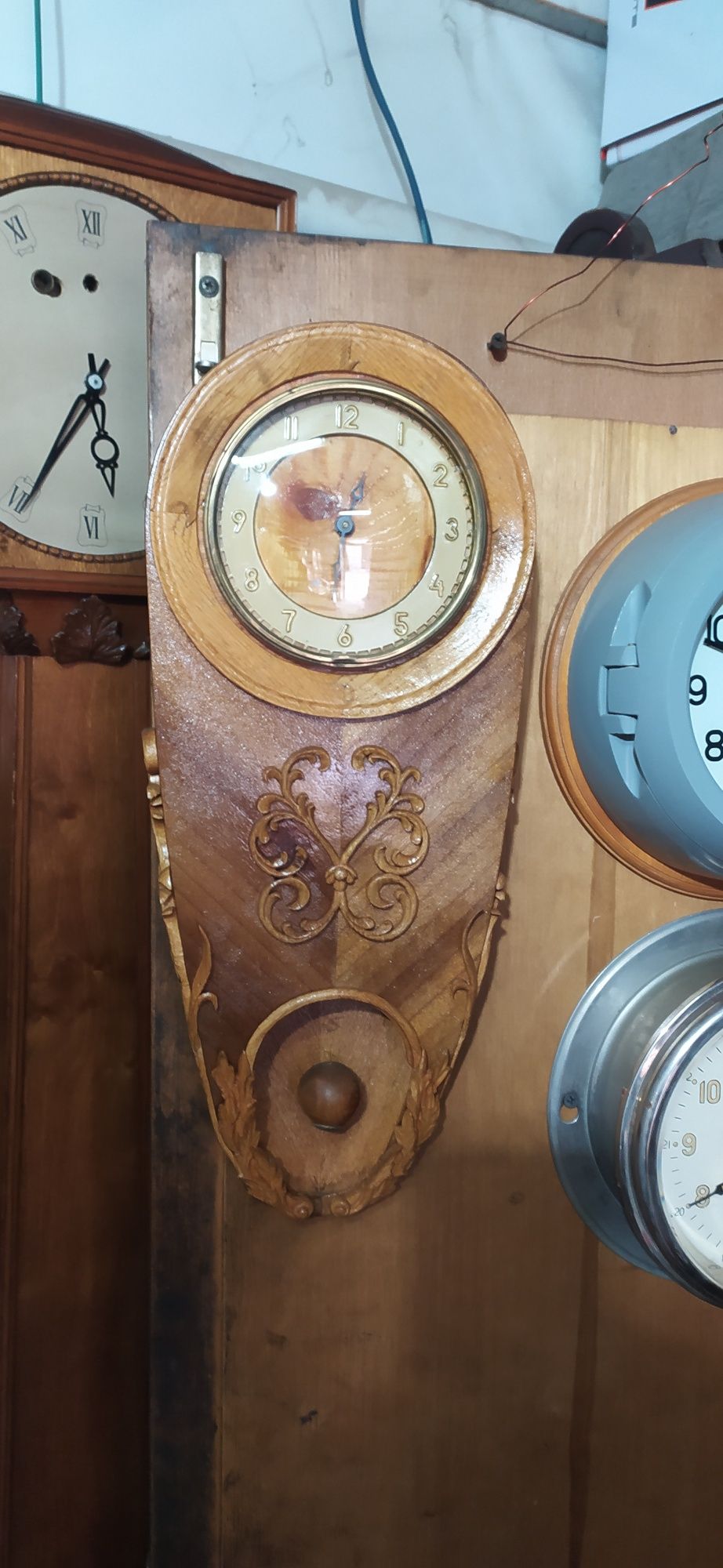 Часы настенные механические деревянные дизайнерские для интерьера комн