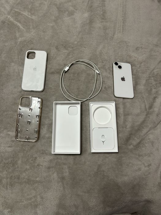 Iphone 14 white.