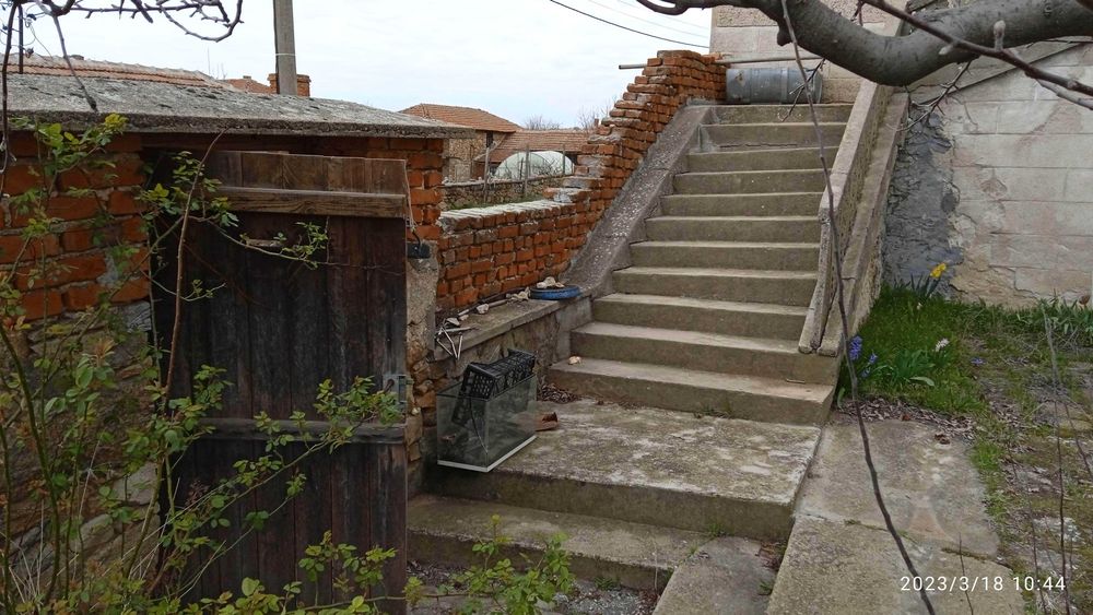 Продава се къща с двор, харман, градина и селскостопански постройки