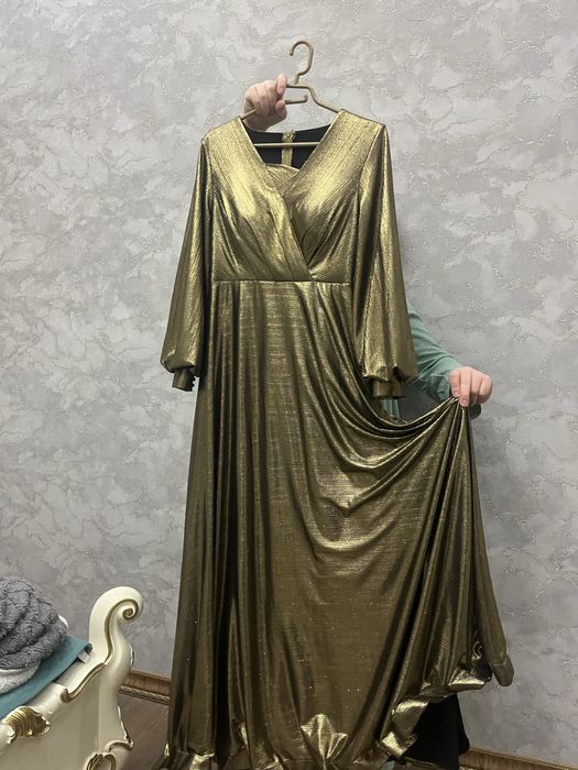 Вечернее платье в золотистом цвете состояние б/у минусов у платья нету