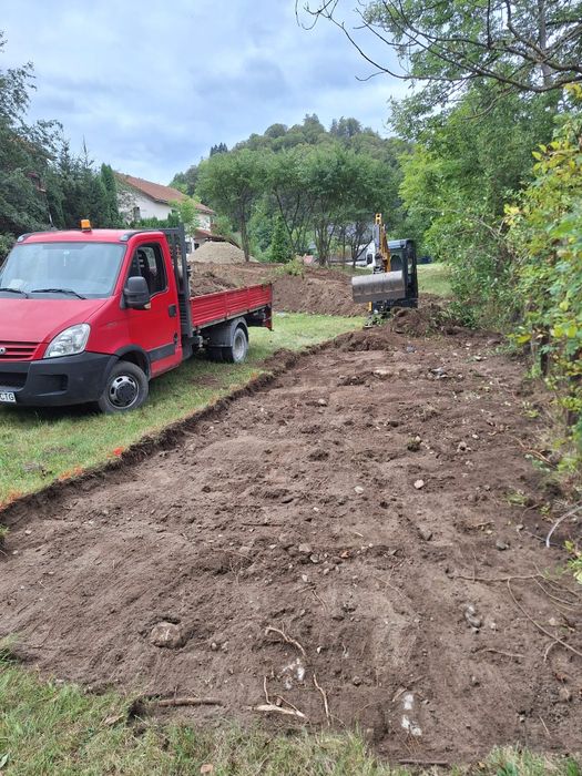 Efectuez transport basculabil și lucrări cu miniexcavatorul