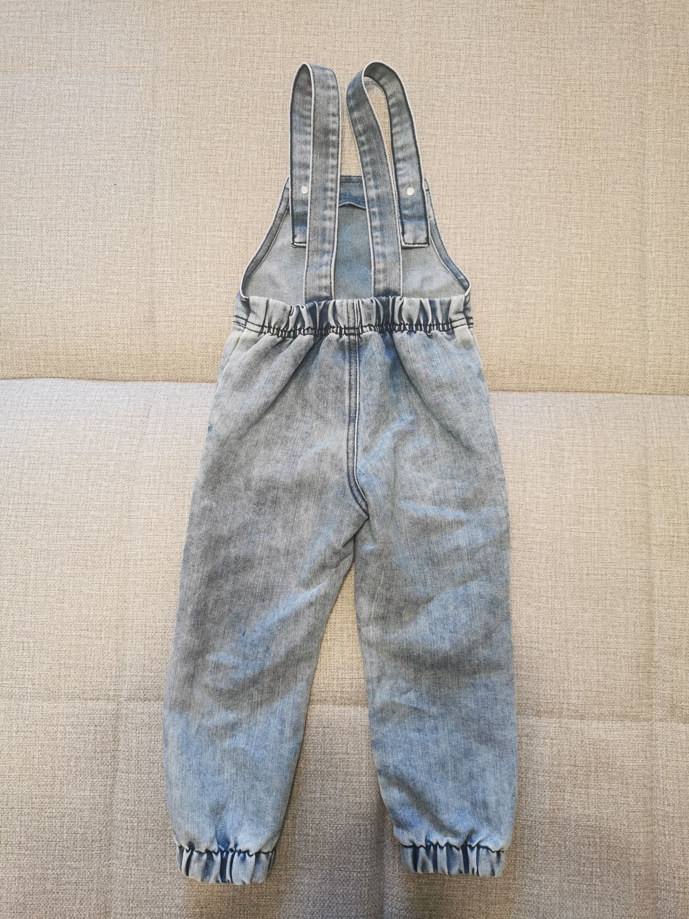 Продам фирменный джинсовый полукомбинезон для мальчика 2-3 лет