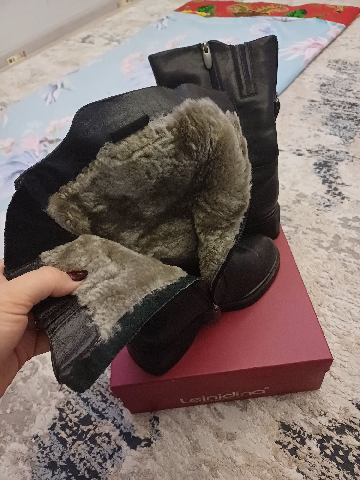Продается женские сапоги