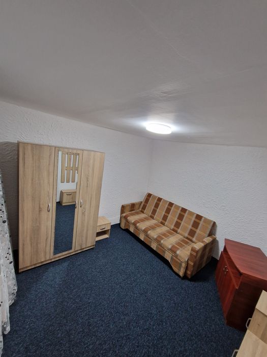 Inchiriez 2 camere la curte