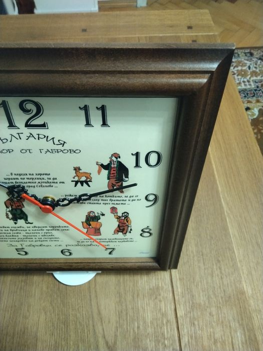 Стенен кварцов часовник, който се движи наобратно - Хумор от Габрово