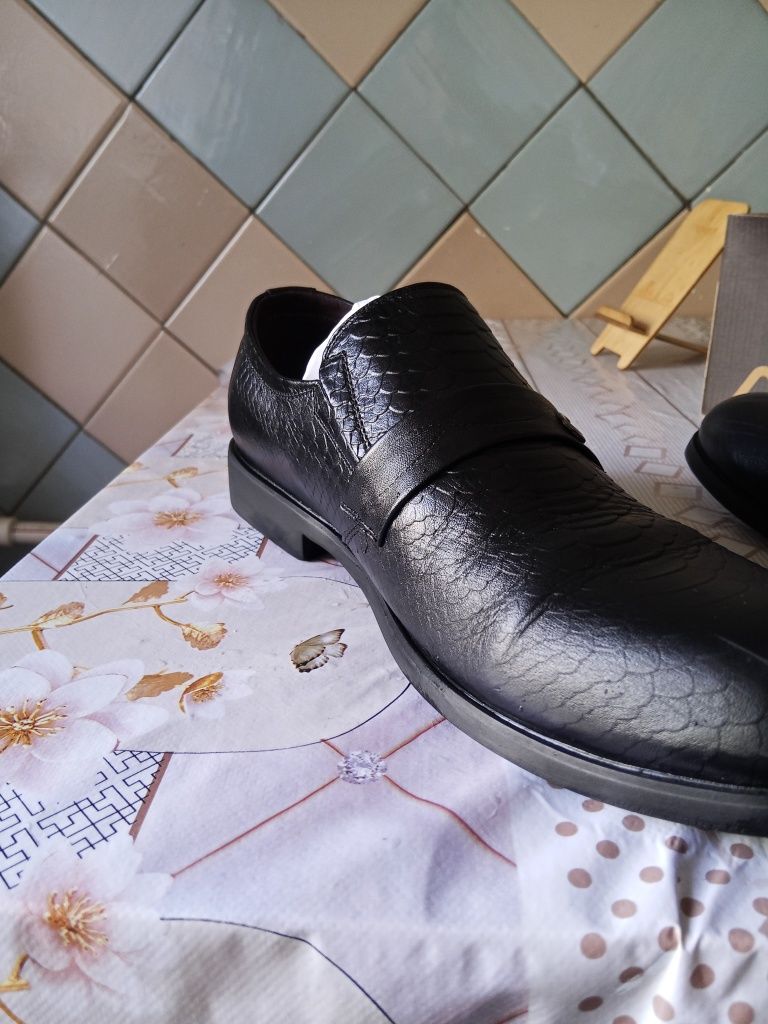 Erkak va yigitlar uchun ajoyib tufli.