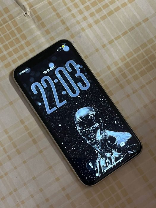Iphone 11 64gb бял