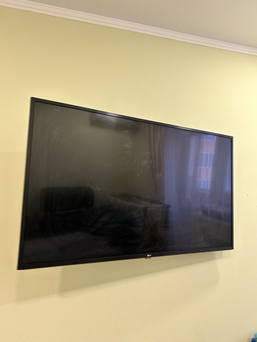 Телевизор LG с коробкой и кронштейном