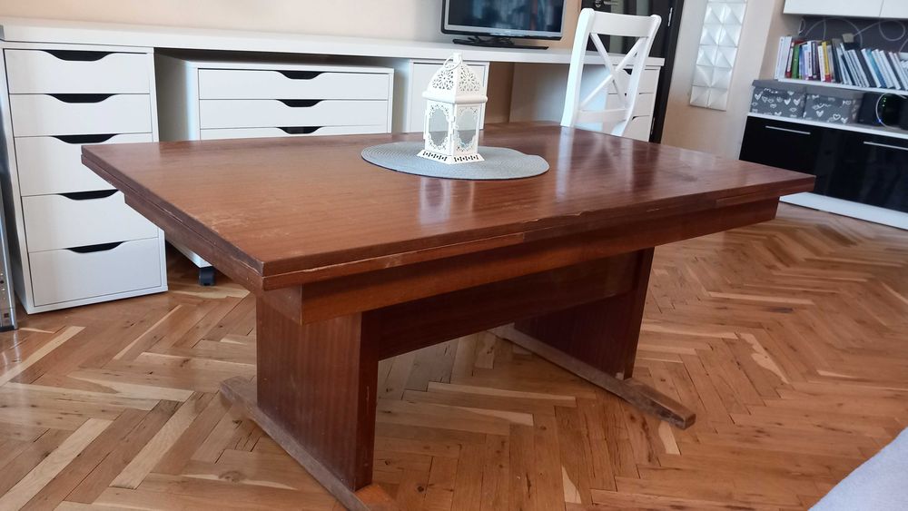 Дървена холна маса