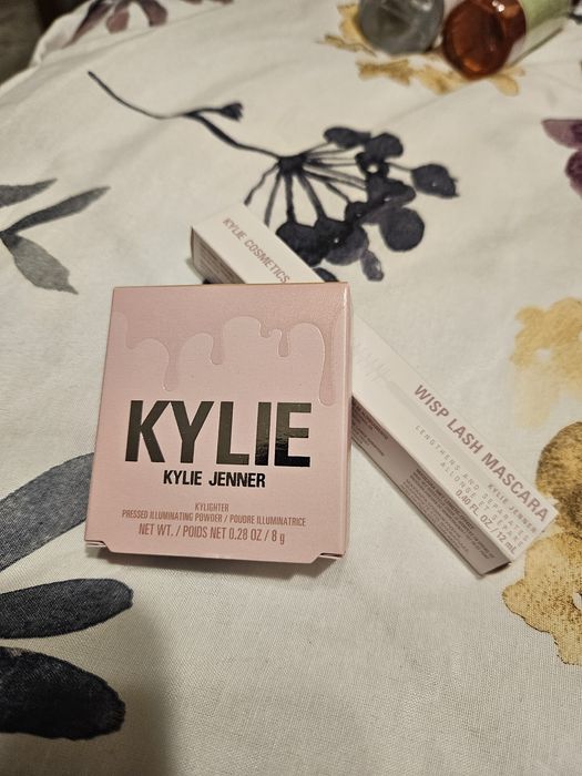 Сет KAYLIE COSMETICS Спирала и хайлайтър