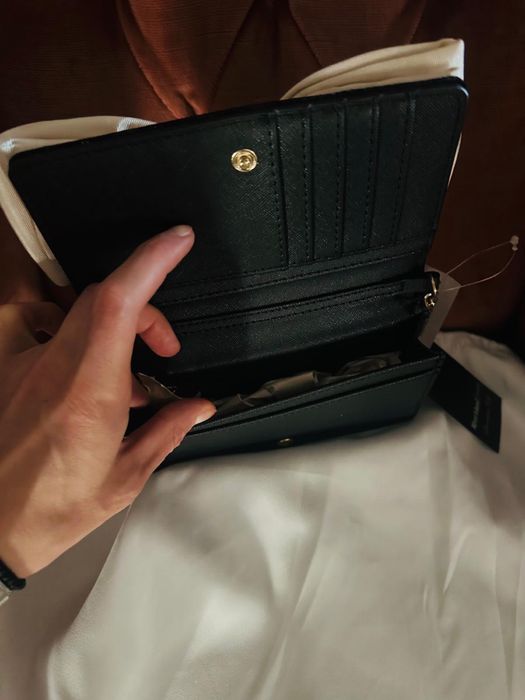 Poseta eleganta din catifea , cu lant detasabil / clutch negru cu alb