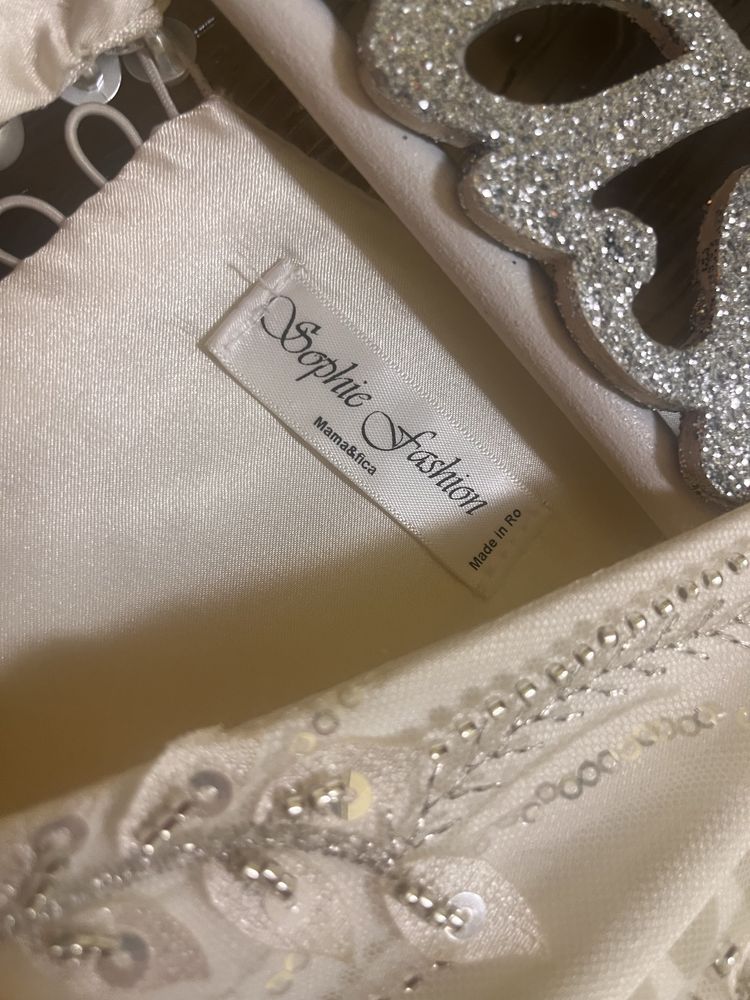 rochie de mireasa cu voal si umeras