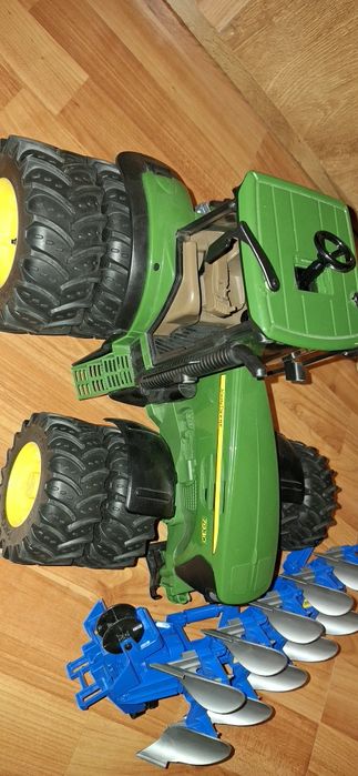 Tractor mare bruder cu 8 roti și plug mare