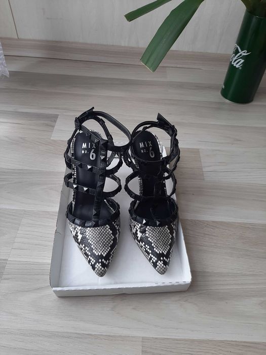 Дамски обувки с змиски елемент