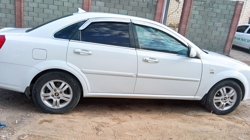 Lacetti 1.8L sotiladi