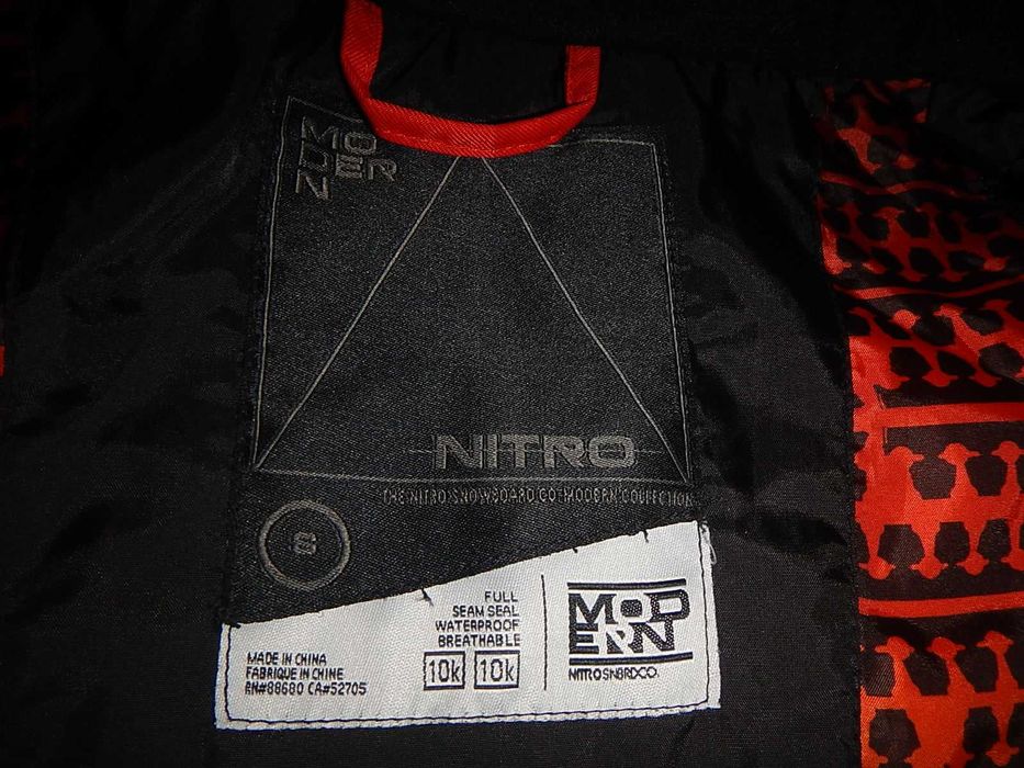Geaca de snowboard/ski Nitro 10000 mm cu aerisire. Marimea S-Women.
