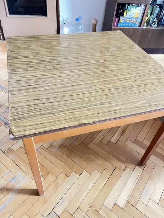 Трапезна маса (висока)