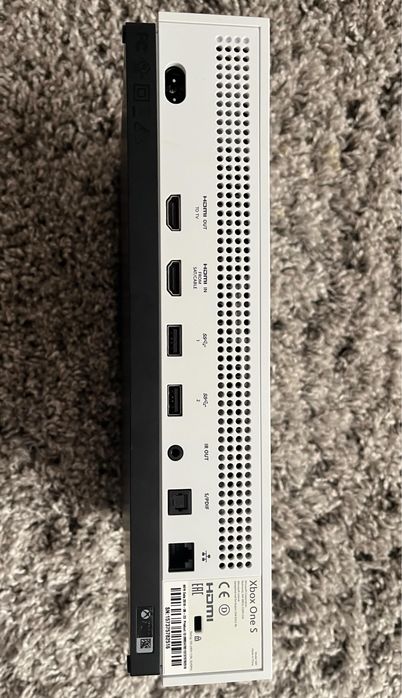 Vând XBOX One S 1TB