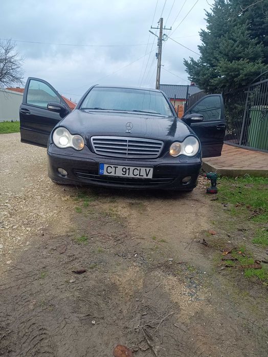 Vînd Mercedes C200