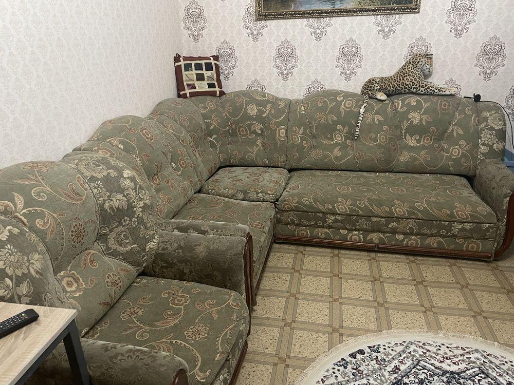 Угловой диван и кресло