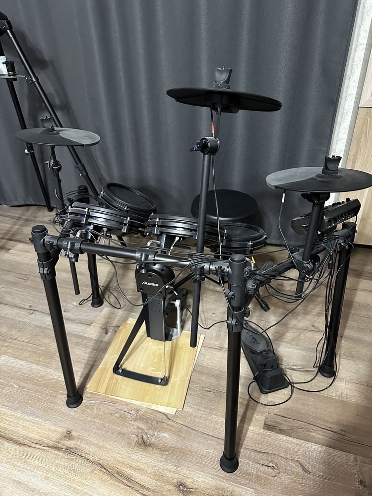 Электронный барабаны Alesis Nitro mash kit