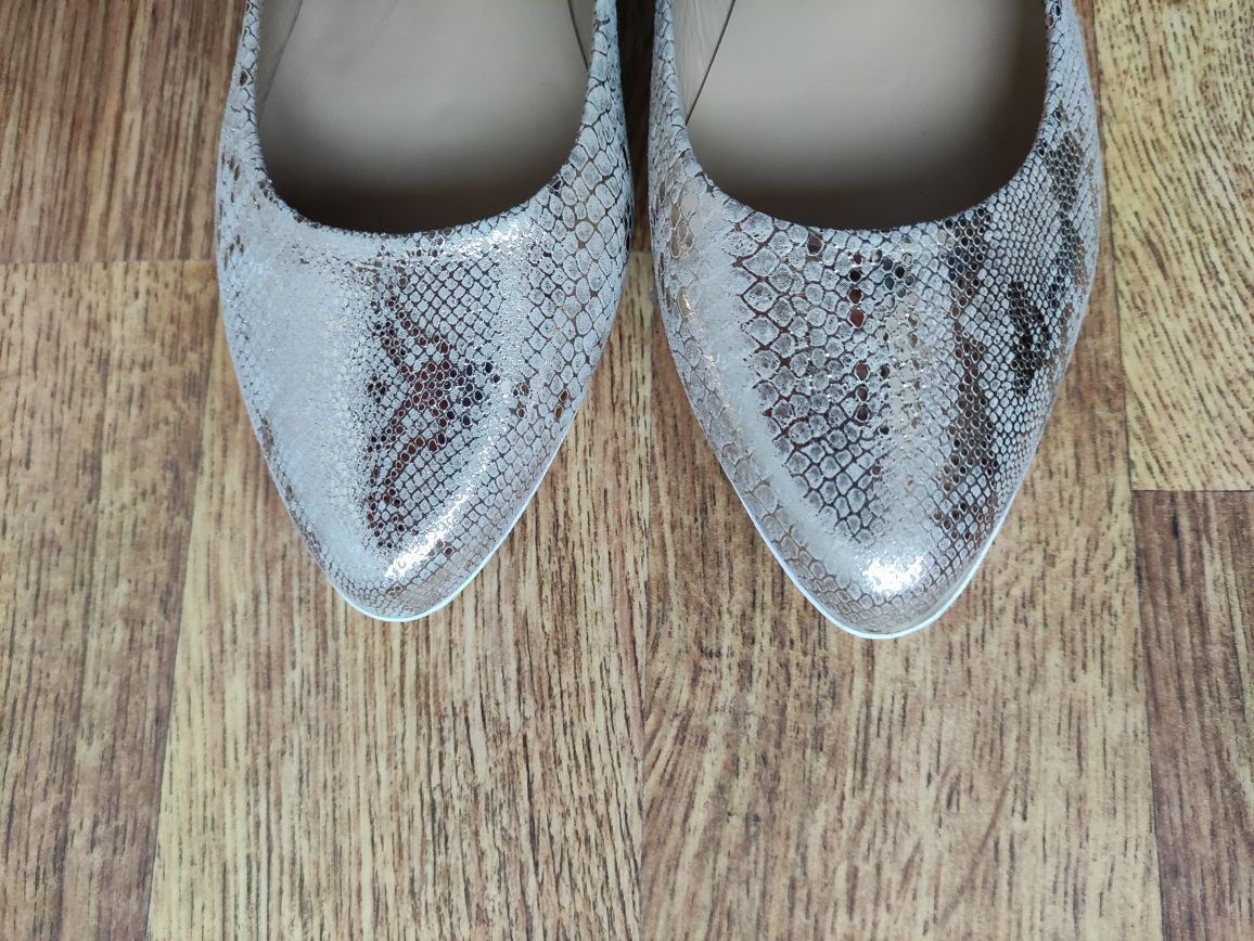 Чисто нови обувки от естествена кожа с принт