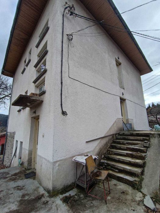 Продавам 3-ри етажна къща с. Момчиловци, на тухла и плочи.